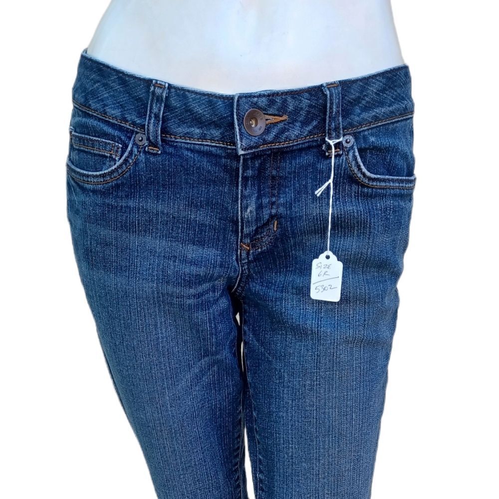 53028..Dkny Straight leg Jeans Size 6R, W28" 25"Inseam 8"Rise